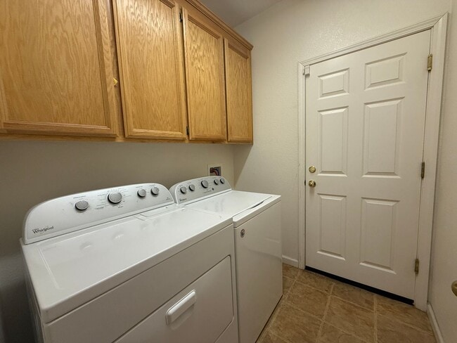 Building Photo - Single-story 3 bedroom, 2 bathroom, plus o...