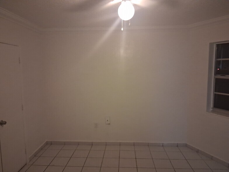 Building Photo - 1605 NE Miami Gardens Dr