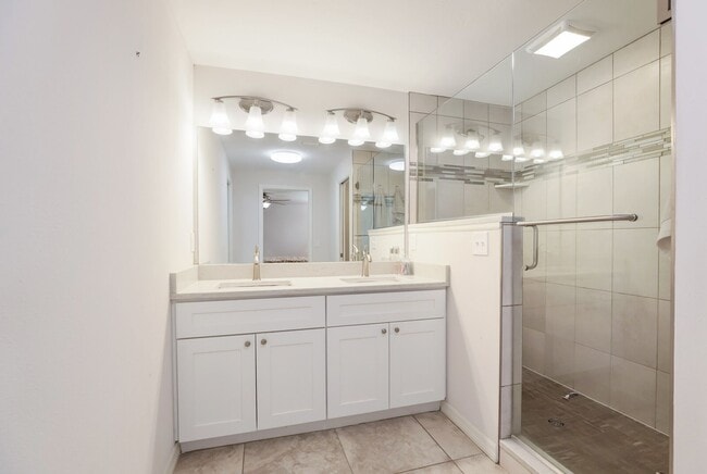Building Photo - Nicely Remodeled & Updated 3 Bedroom 2 Bat...