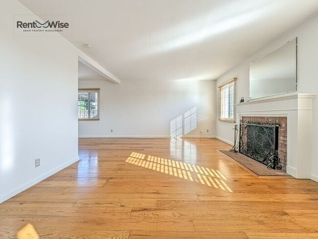 Building Photo - 3016 Del Ray St