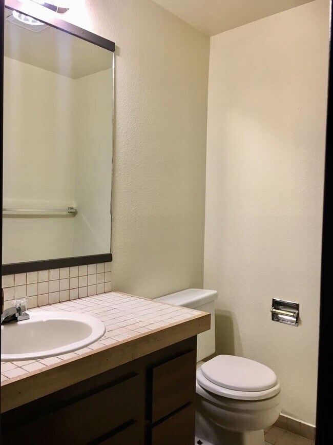 Building Photo - Charming 2BD/1.5BA Corner Unit in Serene, ...