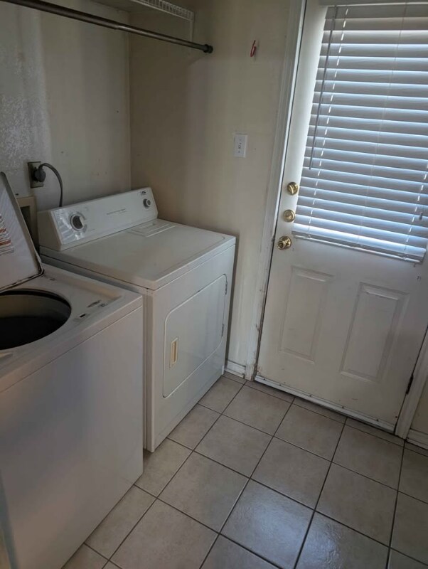 Building Photo - 203 W Reagan Ave