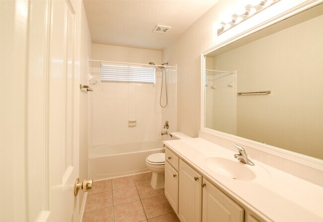 Building Photo - 22 E Hobbit Glen Dr