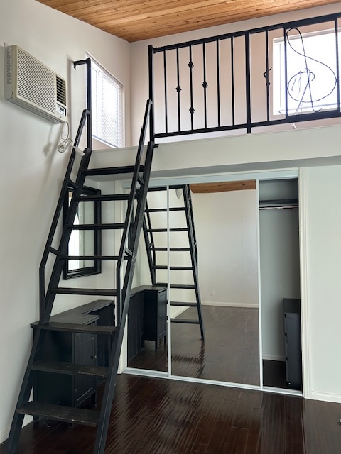 Bedroom with a loft - 12221 Hammack St