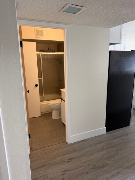 Downstairs bathroom - 5128 Greenberry Dr