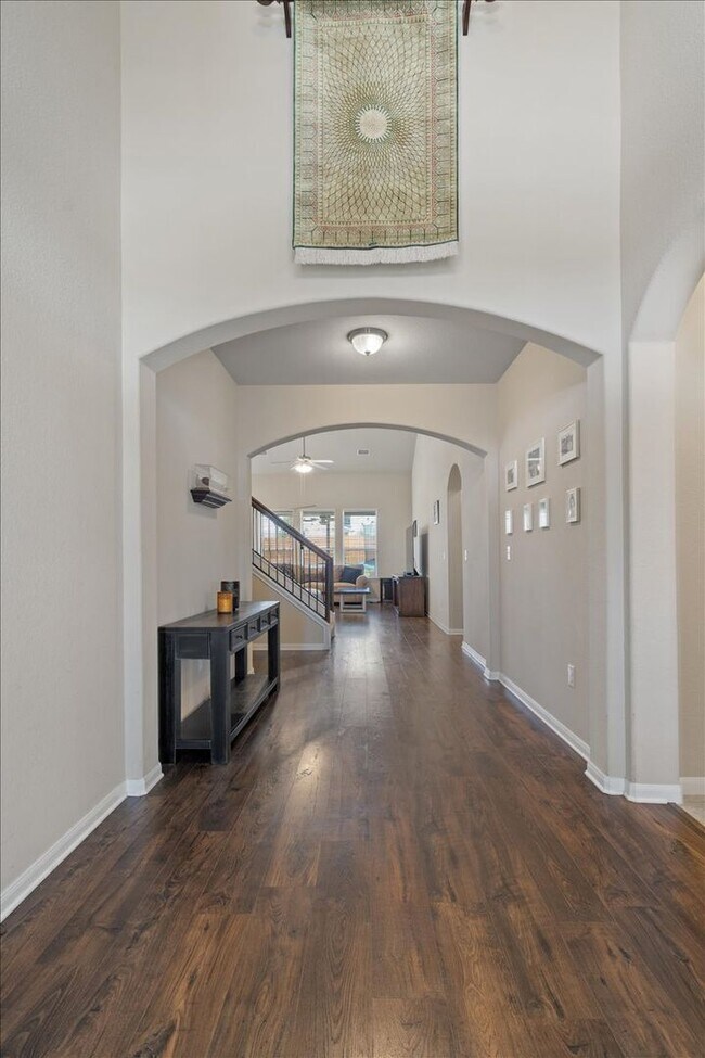 Building Photo - Spectacular 4 Bedroom, 3.5 Bath, Corner Lo...