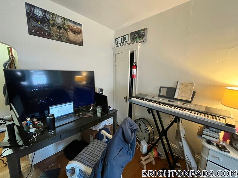 Building Photo - 70 Strathmore Rd