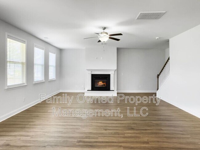 Building Photo - 302 Red Leaf Blvd