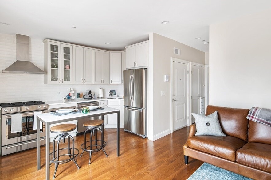 Building Photo - 323 Athens St