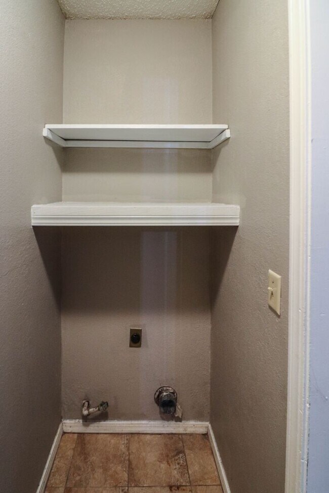 Building Photo - Cozy & Updated