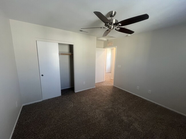 Building Photo - 2 bedroom Townhome located near Nellis Air...