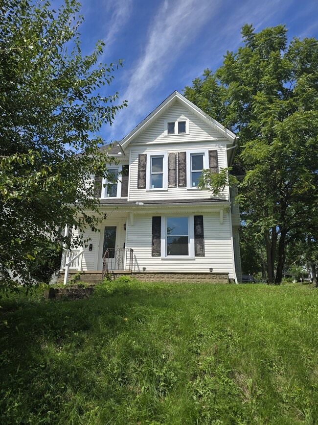 Building Photo - 360 E Bowman St