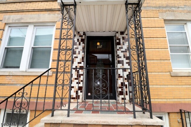 Building Photo - 93 Nichols St