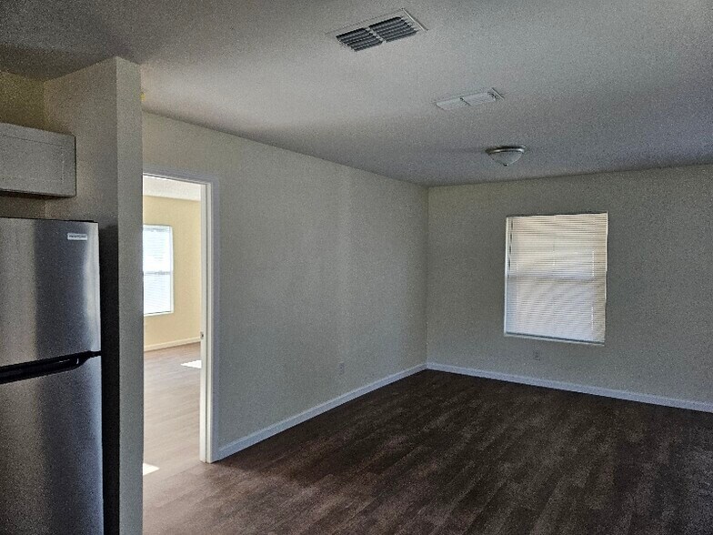 Building Photo - 302 N Main St