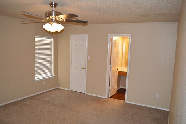 Building Photo - Large 2 story home with easy access to 820...