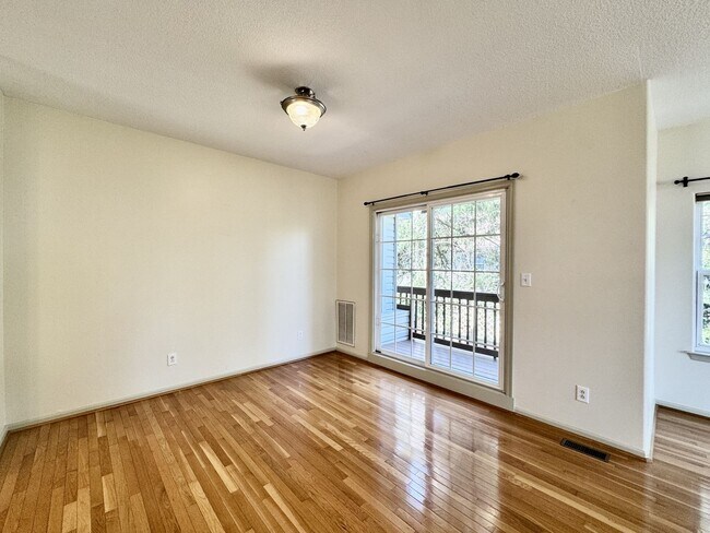 Building Photo - A Chesapeake Bay Townhome w/Garage, Available NOW! 2 Downstairs Bedrooms - Pet Friendly - 2 Balco...
