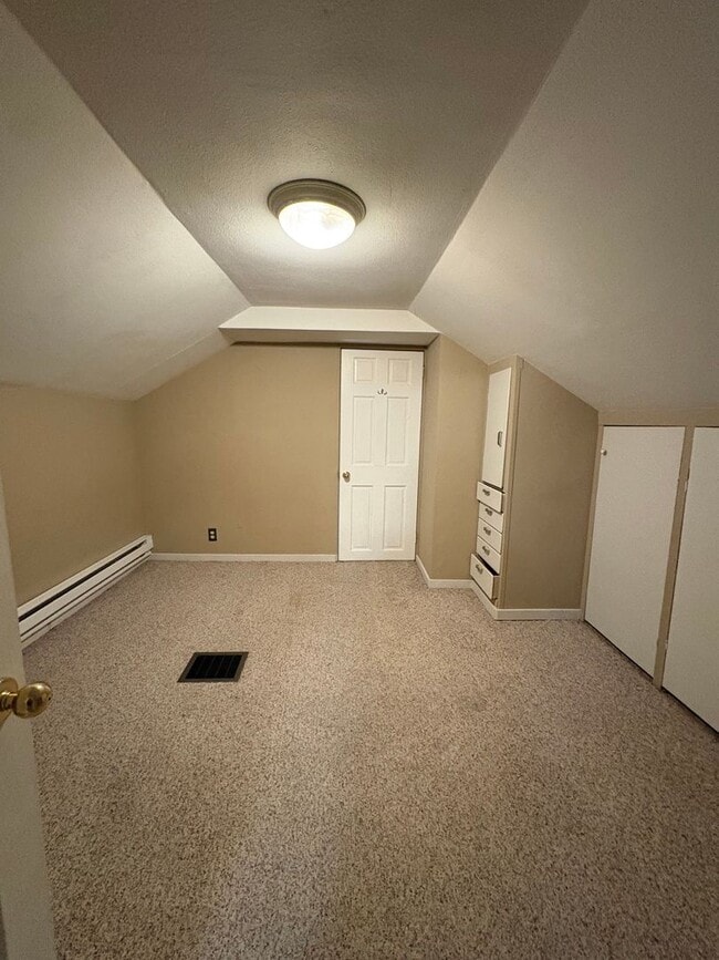 Building Photo - Close to Downtown Upper Level Apartment