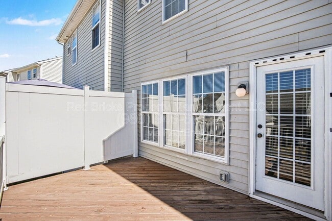 Building Photo - 15658 King Louis Ct