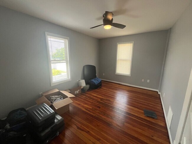 Building Photo - Spacious 3 bed, 1.5 bath duplex
