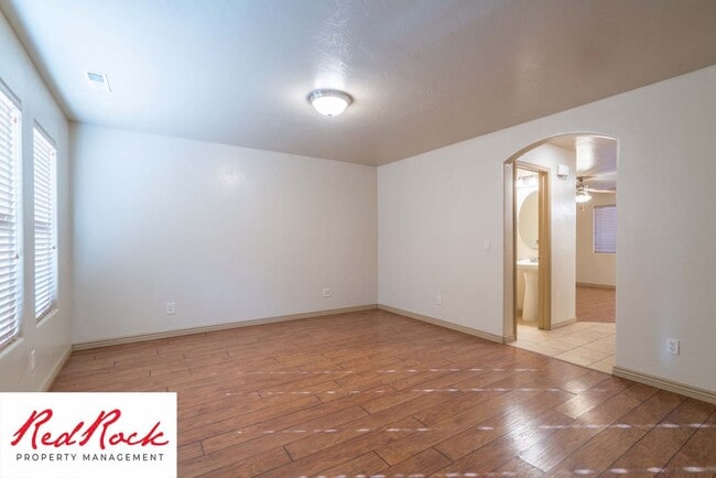 Building Photo - Beautiful 3 bedroom, 2.5 bathroom Townhome...