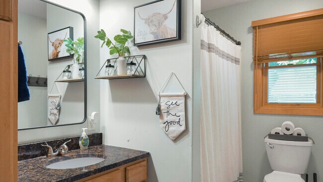 Building Photo - 15955 Bayview Dr NE