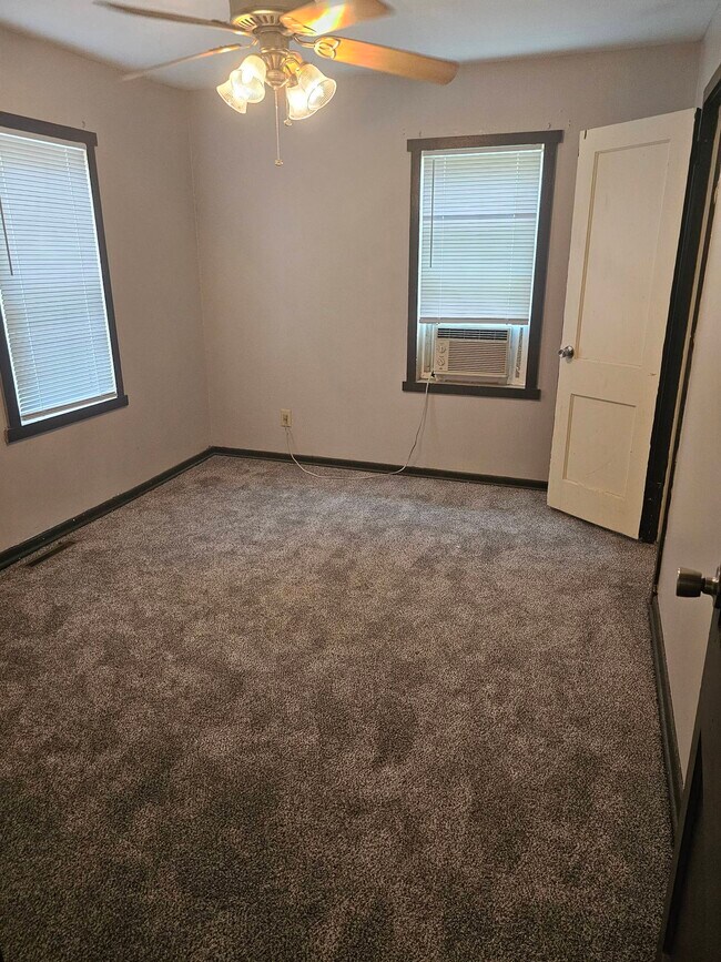 Building Photo - 608 S College Ave