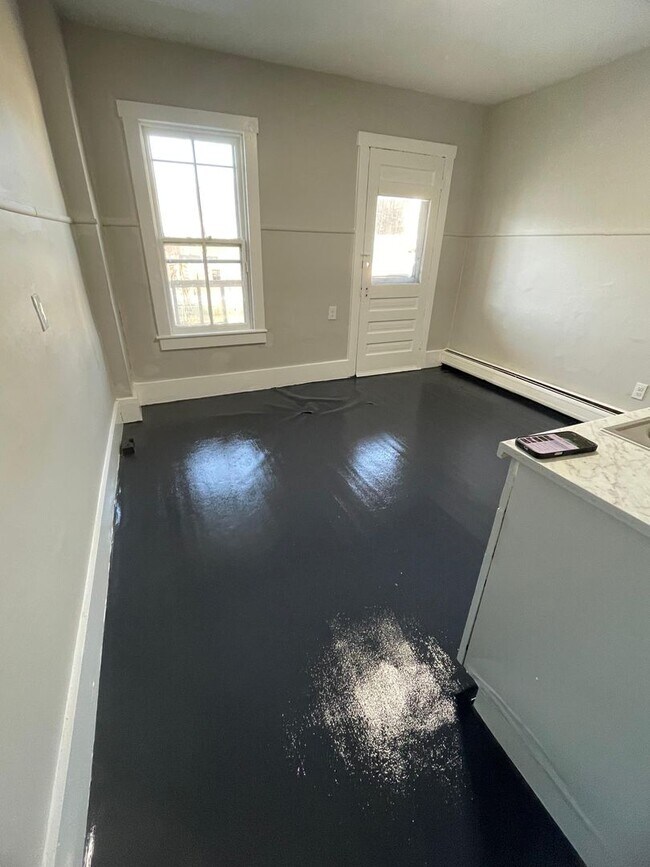 Building Photo - Newly Renovated 3BR Home – Move-In Ready