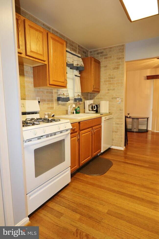 Building Photo - 6061 Dawn Dr