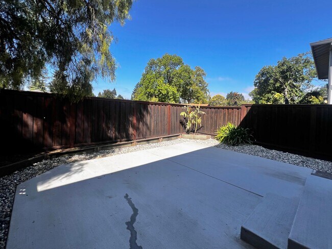 Building Photo - Beautifully remodeled 3-bedroom, 1.5-bath ...