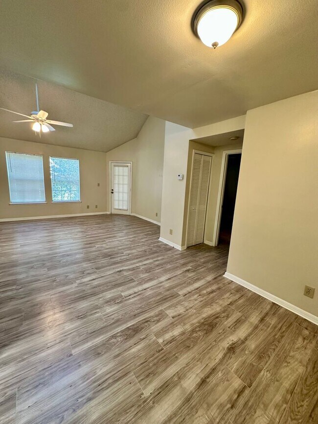 Building Photo - WG #304