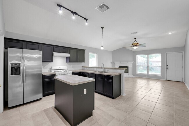 Building Photo - Cozy and quiet 4 bed 2 bath