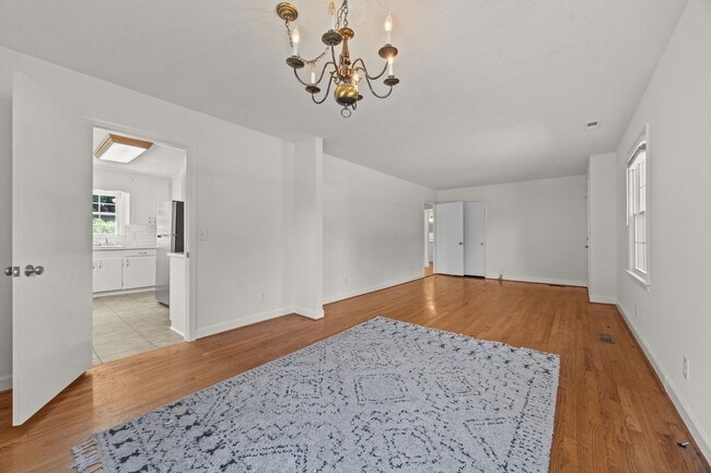 Building Photo - 3 Bed 2 Bath Just Outside Downtown Lilling...