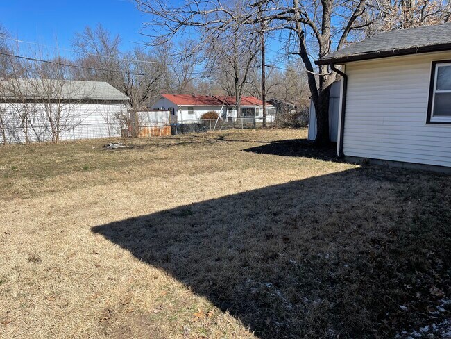 Building Photo - 1332 E 19th St