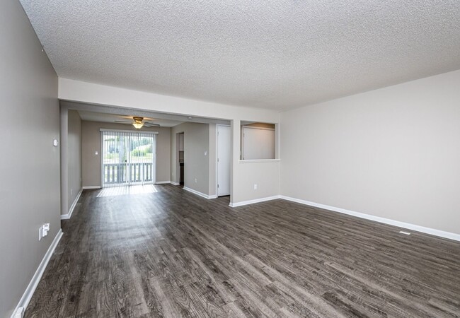 Building Photo - Spacious 2 Bed, 2 Bath Townhome in Overlan...