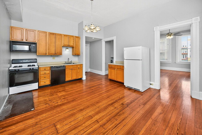 Building Photo - 215 E University Ave