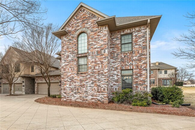 Building Photo - 2616 S Everest Ave