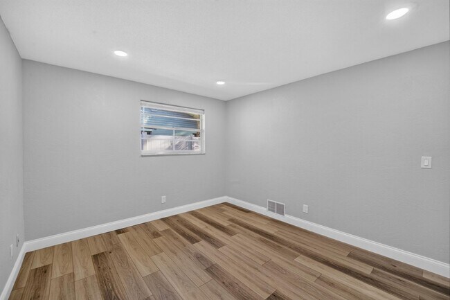 Building Photo - 791 Lindenwood Cir E
