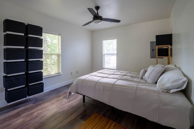 Building Photo - Enjoy the Downtown Coeur d Alene Lifestyle...