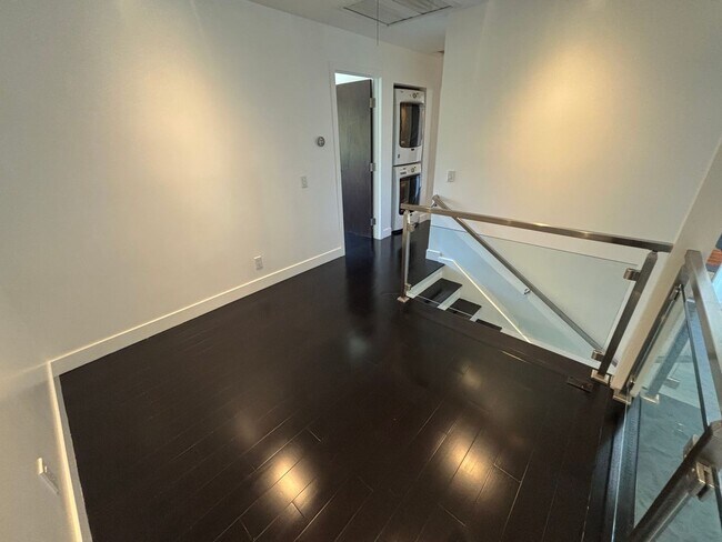 Building Photo - Clean 2 bedroom condo located near downtown Fullerton