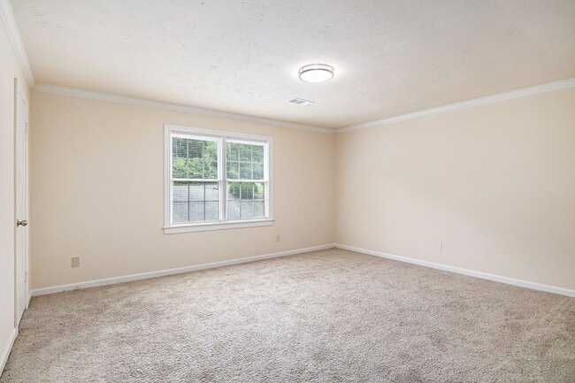 Building Photo - Spacious 3BR/2.5BA Townhouse in the Heart ...