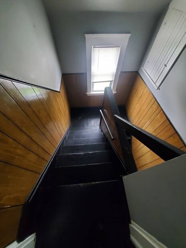 Building Photo - Charming 4-Bedroom Property in Prime Location