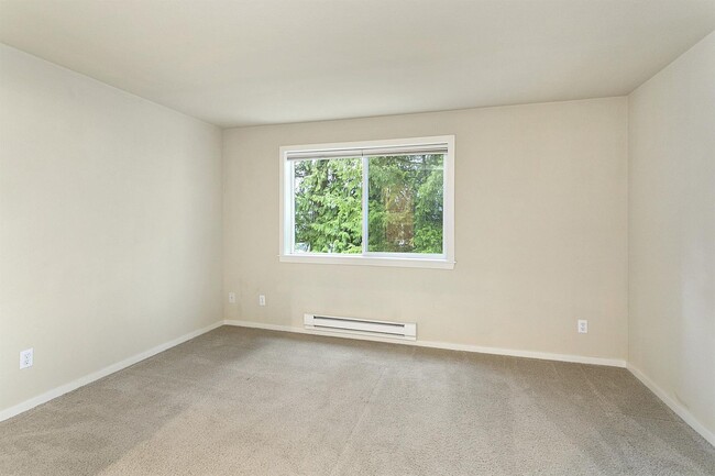 Building Photo - Mill Creek 3 Bedroom Corner unit Condo