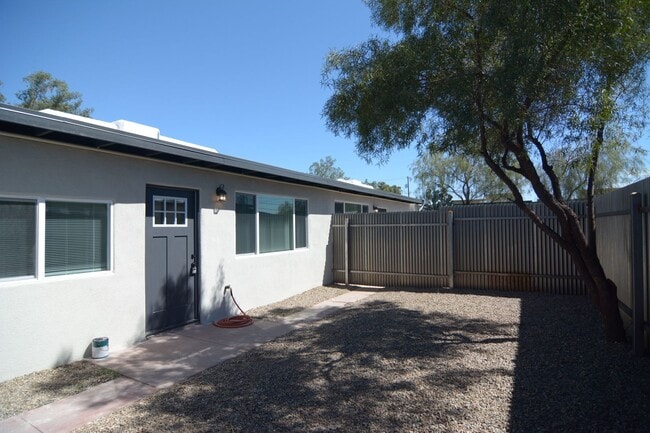Building Photo - Remodeled 2 Bedroom 1 Bath Duplex! Great Central Tucson Location! 1/2 Month's Rent Free!