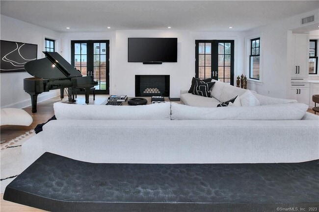 Building Photo - 18 Danbury Ave