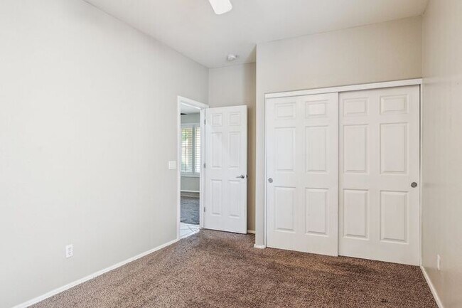 Building Photo - Beautiful 5 Bedroom 3 Bath home