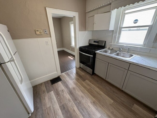 Building Photo - Updated 2-Bedroom Akron Home with Large Detached Garage