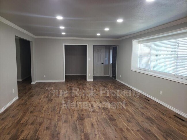 Building Photo - 204 S Morrison Dr