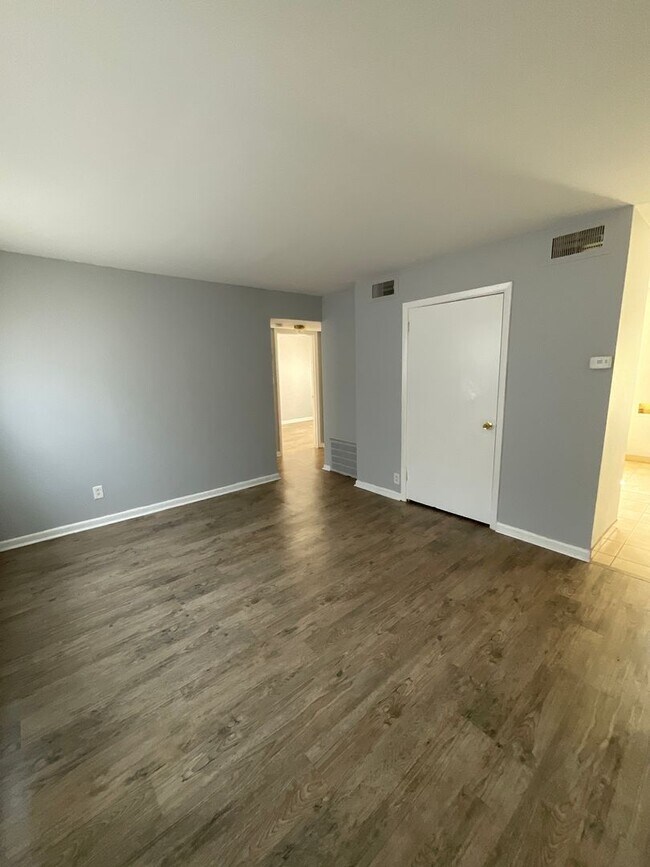 Building Photo - Absolutely Adorable two bedroom is move in ready!