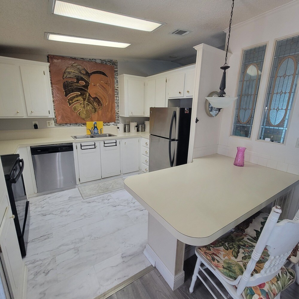 Kitchen - 3404 Seacoast St