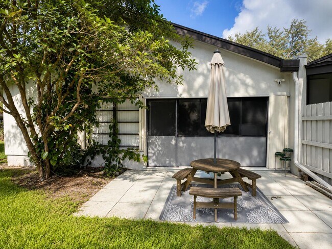 Building Photo - 4086 Palm Forest Dr S